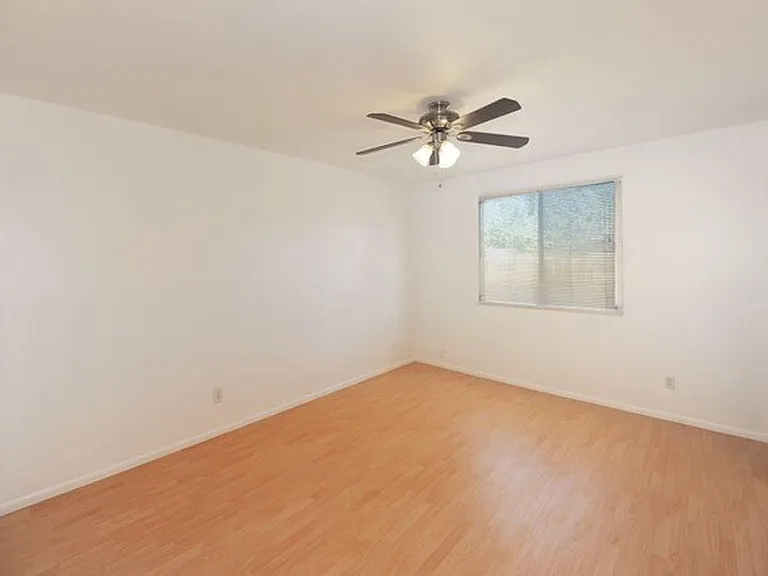 2913 S Elm St — Photo 17