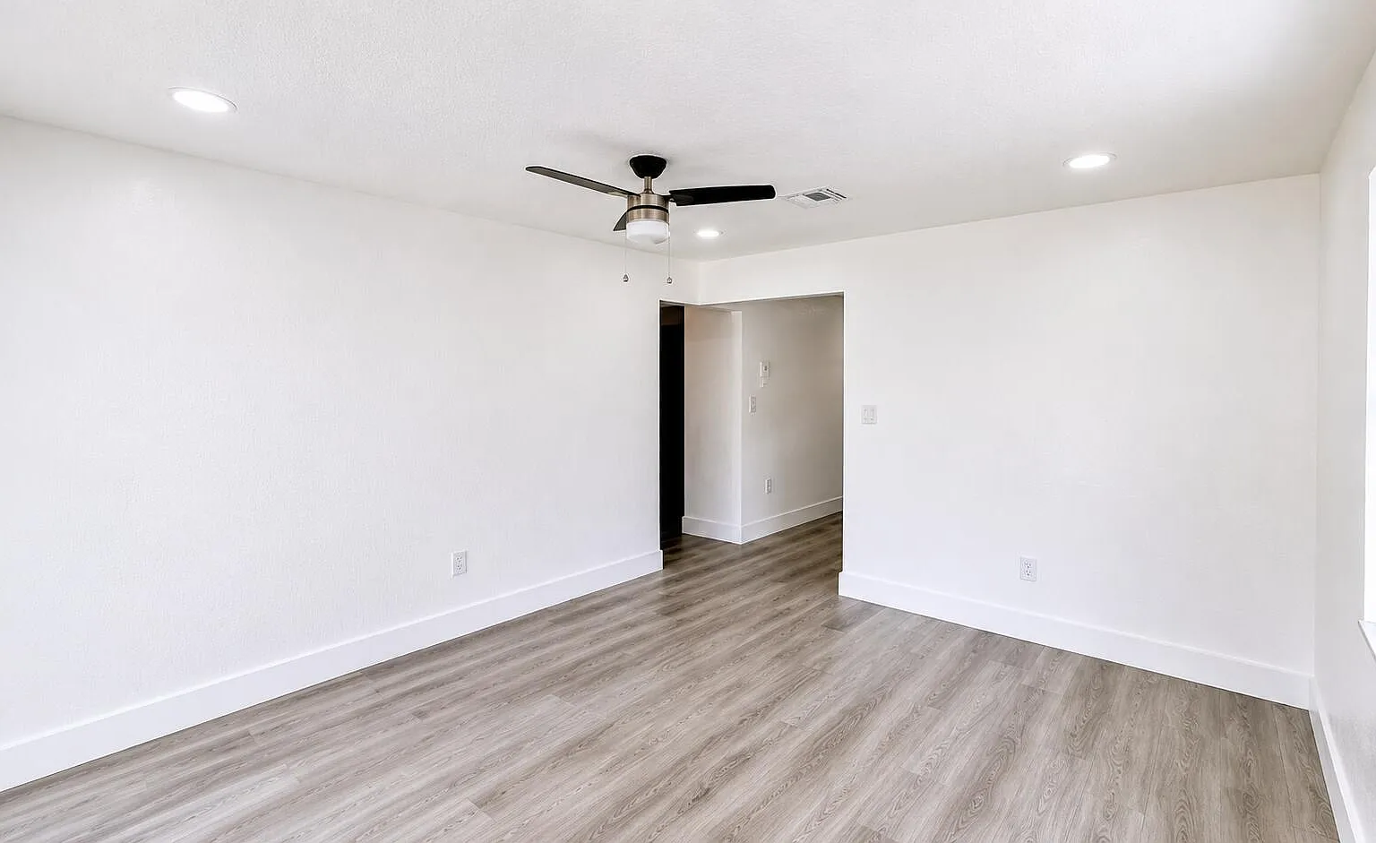 2 bed, 1.0 bath, 1560 sqft, $2,000 — Photo 2