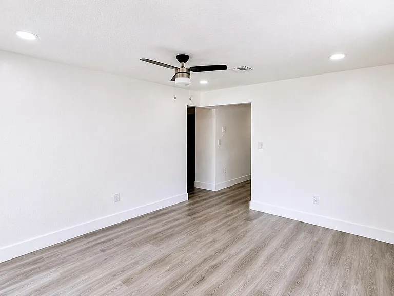 528 E Lakewood Rd #B — Photo 2