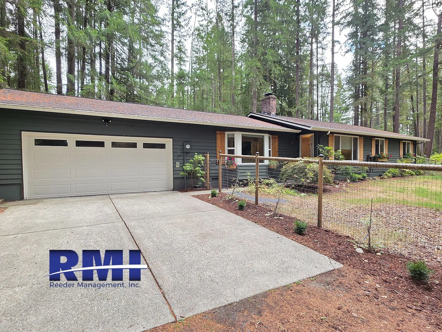 Spacious 4 Bedroom Retreat!! — Photo 2