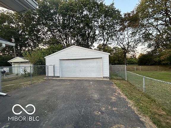 3rd image of 3642 Creston Dr