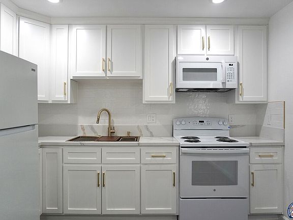 3rd image of 696 Yucca Dr #2