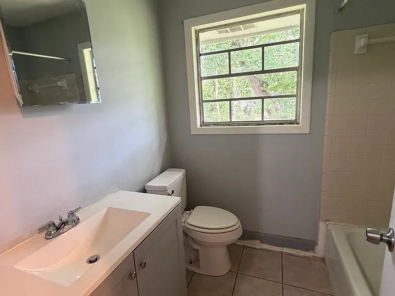 1045 Laurel Ct NW #B — Photo 8