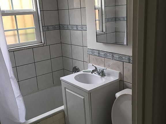 5th image of 1105 W 60th Pl