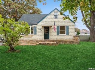 92 Brook St, West Sayville, NY 11796