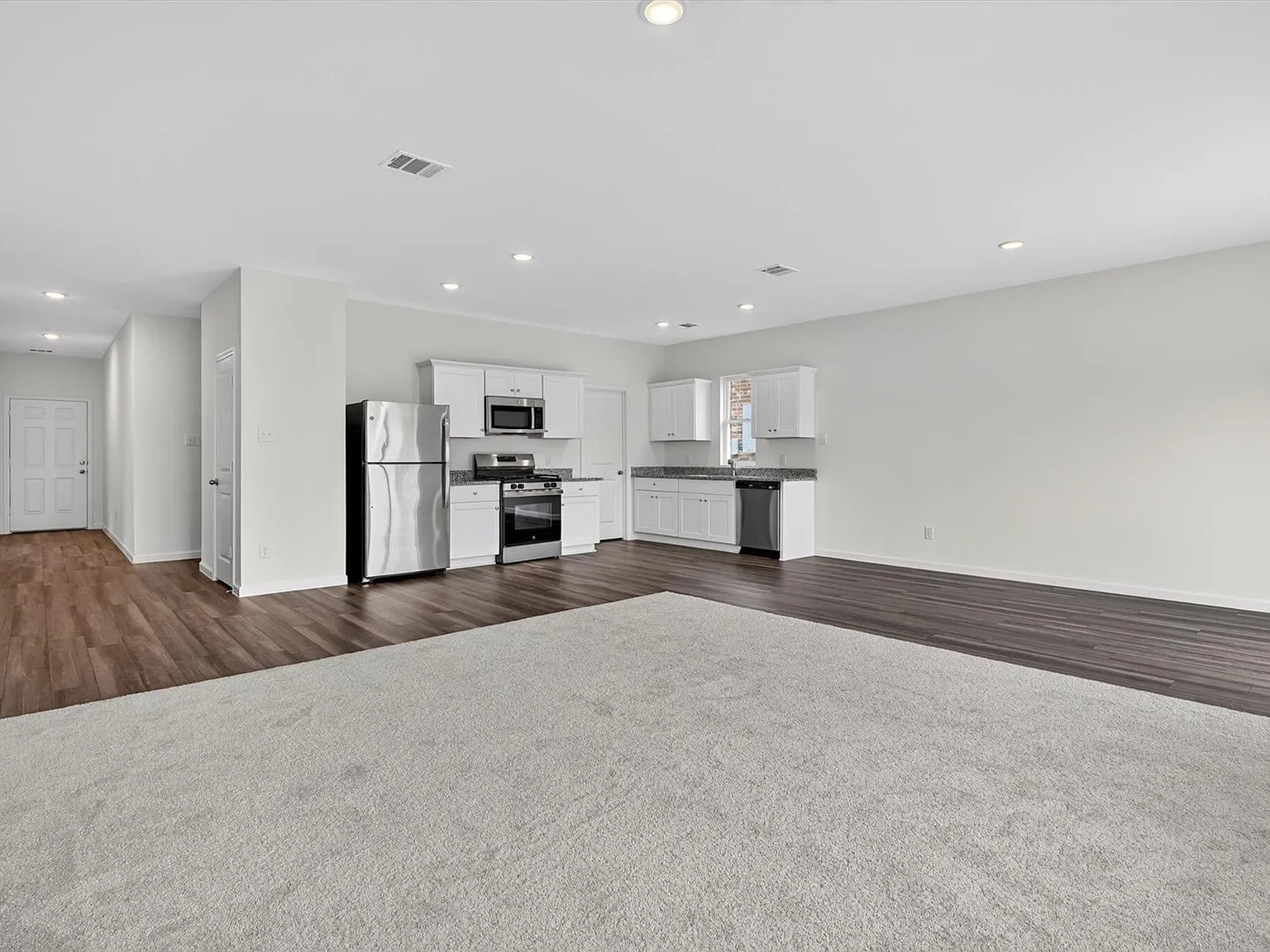 3 bed, 1589 sqft, $1,725 — Photo 3