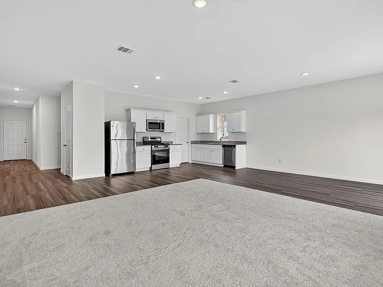 1301 Elliott Rd — Photo 3