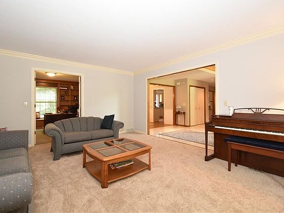 3rd image of 356 Williamsburg Dr