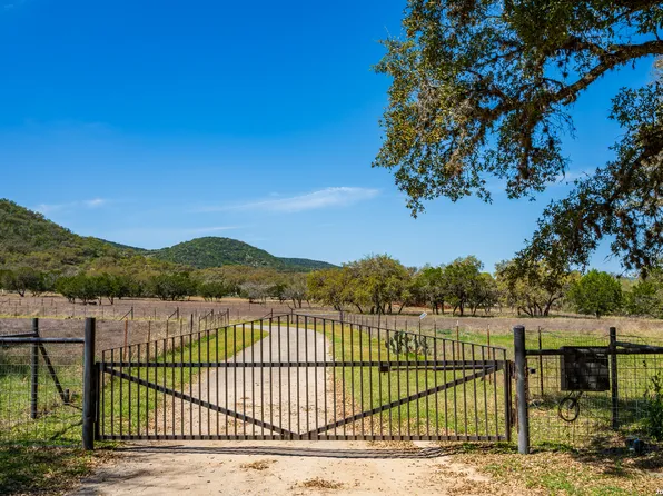 126 Childress, Leakey, TX 78873