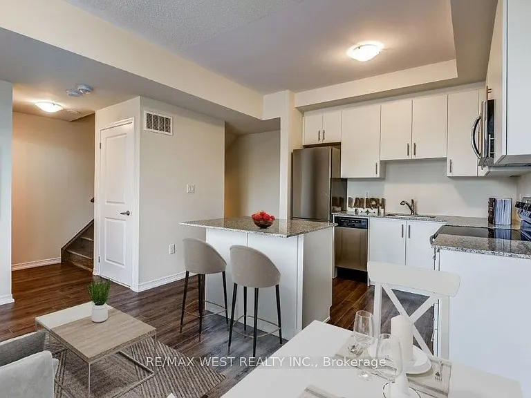 24 Fieldway Rd #Townhouse 7 — Photo 5