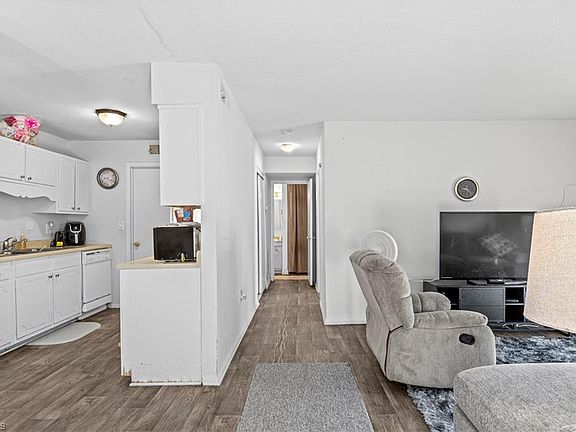 4th image of 2260 Sunderland Rd APT 74W