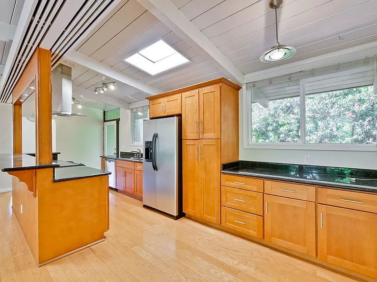 485 Emmons Dr — Photo 15
