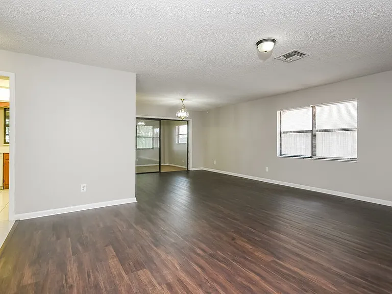 104 Daisy Dr SE — Photo 4