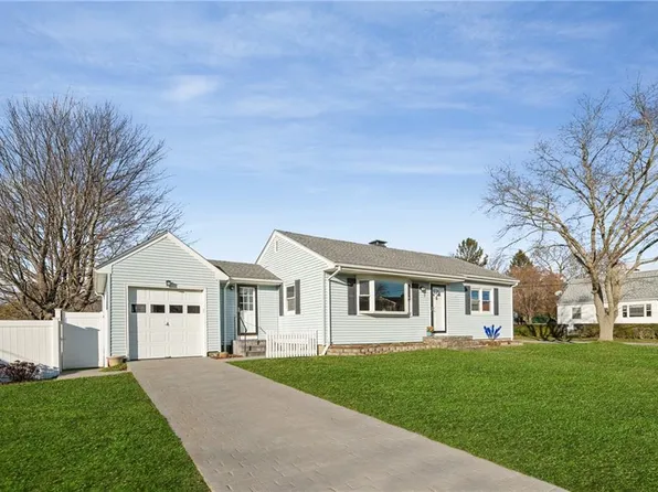 8 Aquidneck Dr, Middletown, RI 02842