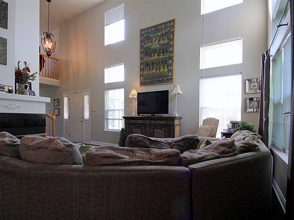 5th image of 330 Bloomfield Ct