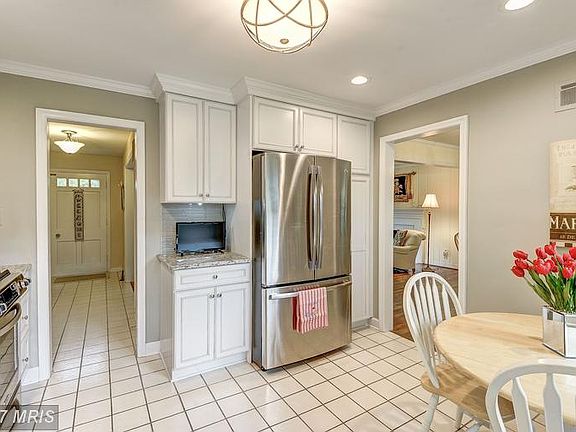 5th image of 105 Oakmont Ct NE