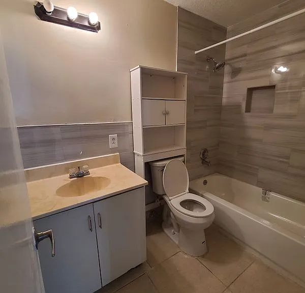 1712 SW 40th Ter #1712 — Photo 1