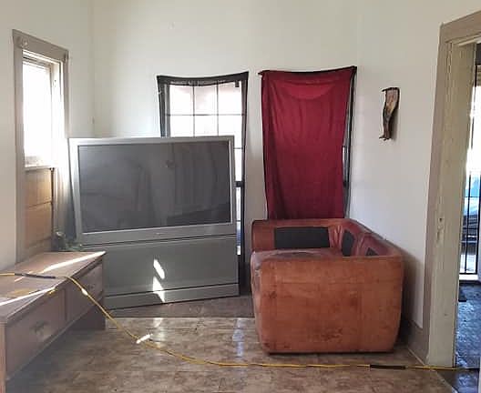 3rd image of 2422 W Commerce St