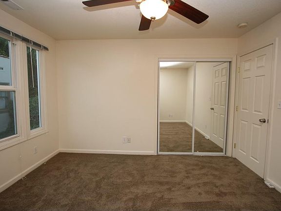 4th image of 833 Benton St