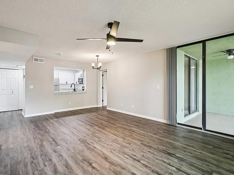 Lakeside Glen Apartments — Photo 4
