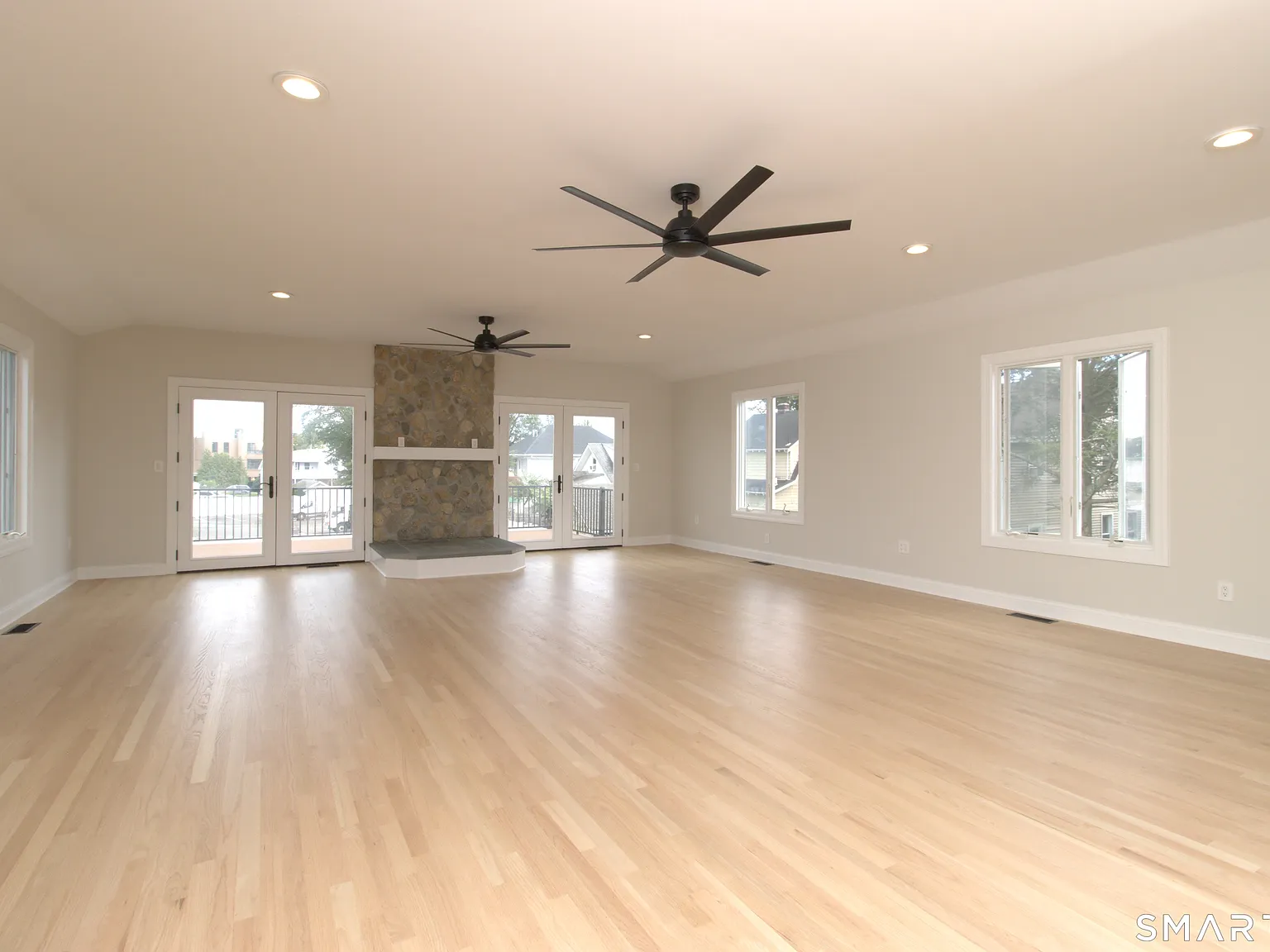 3 bed, 2.0 bath, 2600 sqft, $5,199 — Photo 2