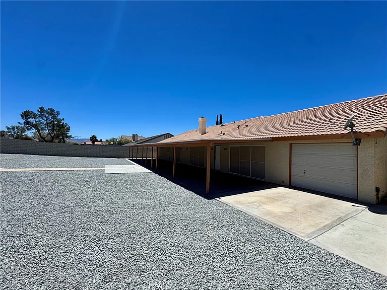 12789 Yorkshire Dr — Photo 2