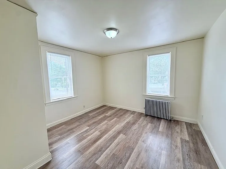 452-454 Thompson Ave — Photo 24