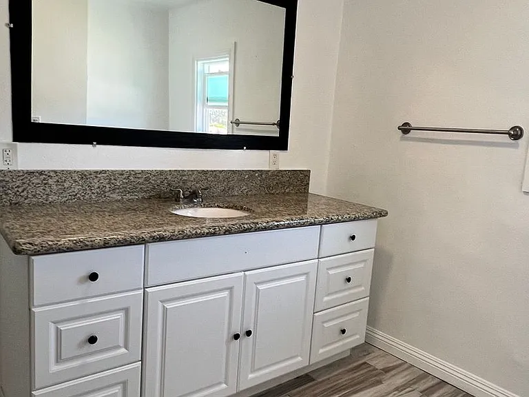 4172 S Hobart Blvd — Photo 8