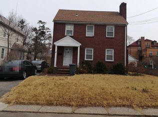 97 Maple St, Great Neck, NY 11023