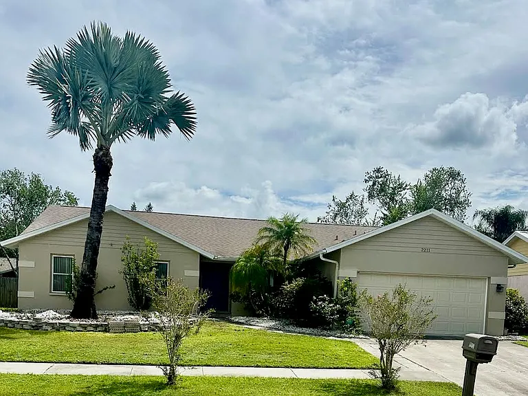 2211 Gold Oak Ln — Photo 1