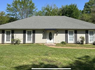 105 Honeysuckle Ln, Ridgeland, MS 39157