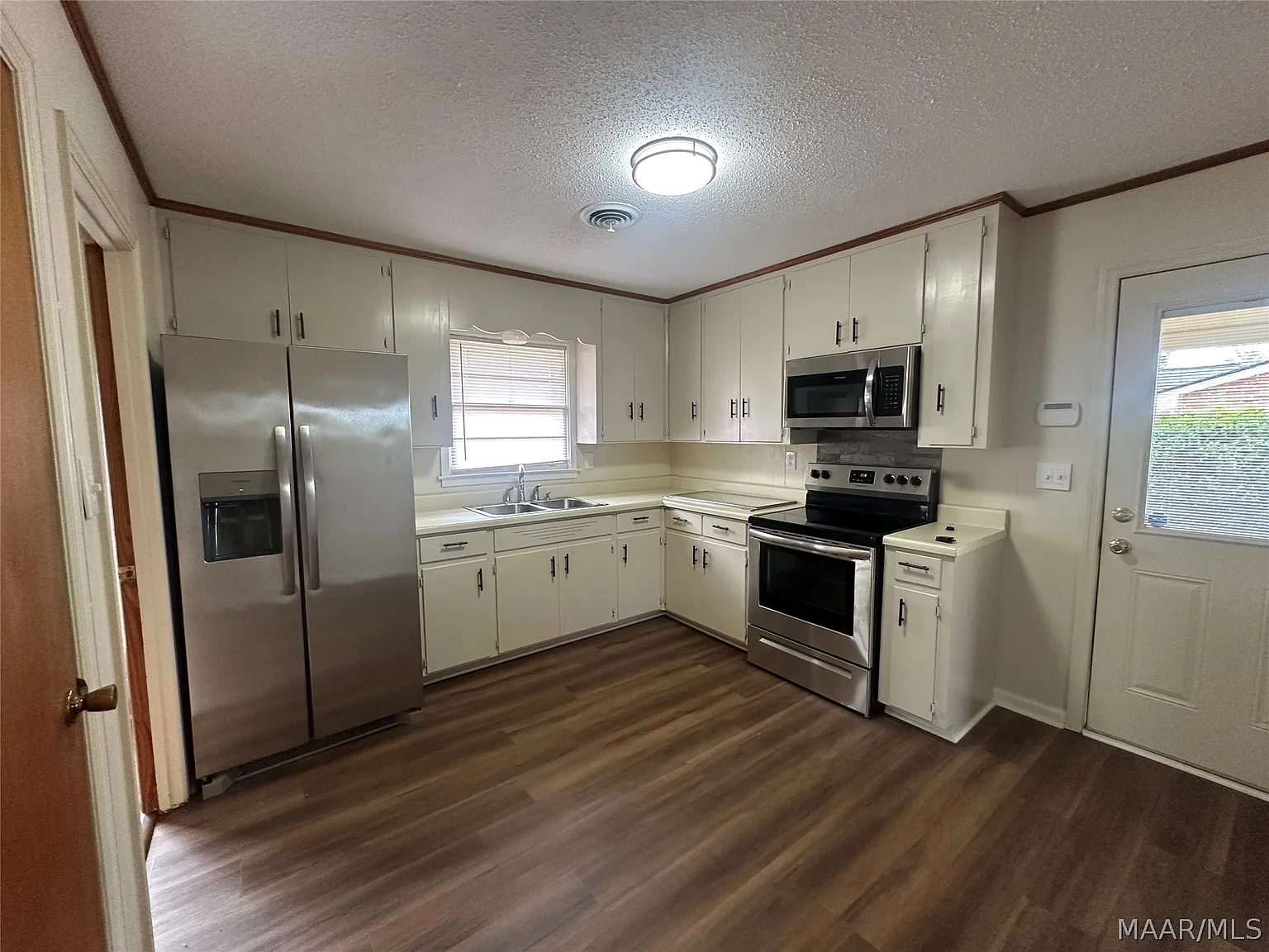 3 bed, 2.0 bath, 1185 sqft, $1,295 — Photo 3