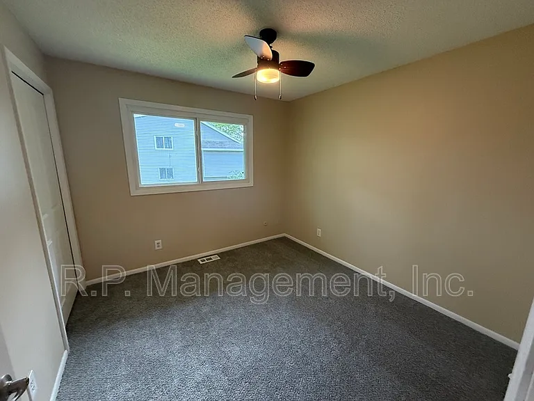 555 Lake Cove Ct — Photo 9