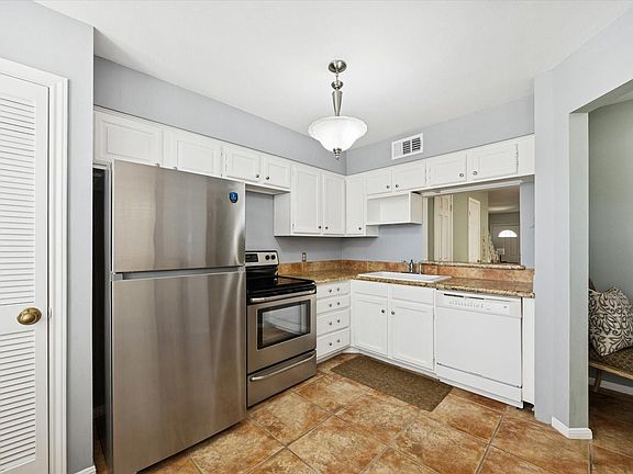 5th image of 926 Rutland St