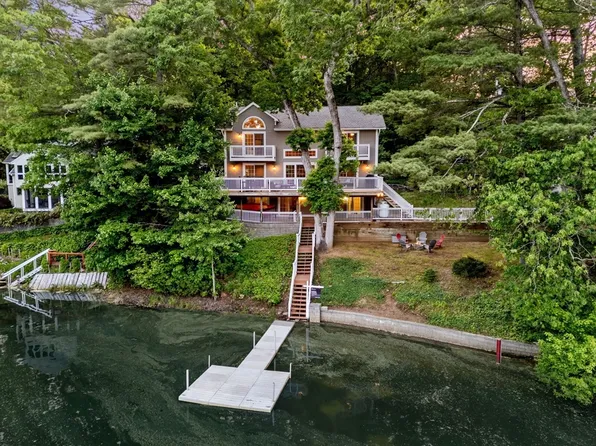 72 S Shore Dr, Sturbridge, MA 01566