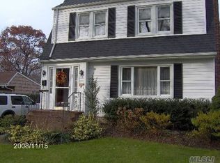 29 Chestnut St, Huntington, NY 11743