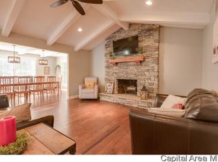 400 Hemlock Dr, Petersburg, IL
