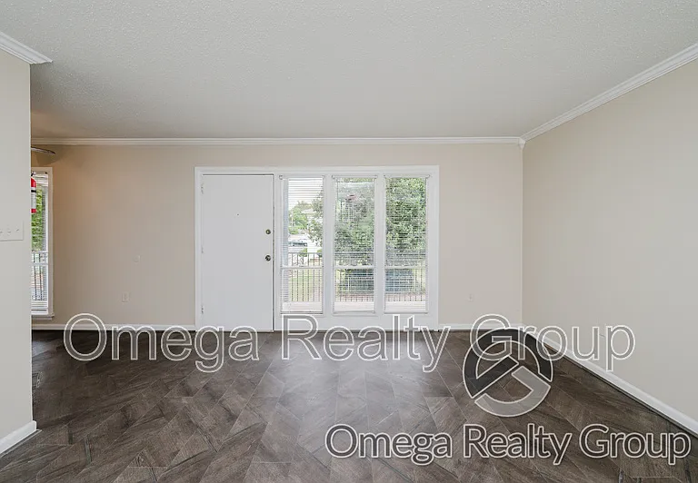 South Court Apartments — Photo 12