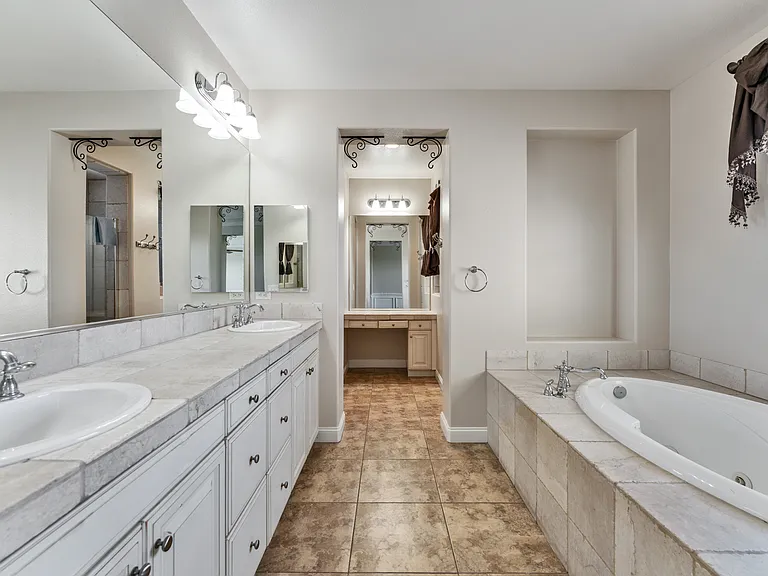 13143 Carriage Trail Ct — Photo 12