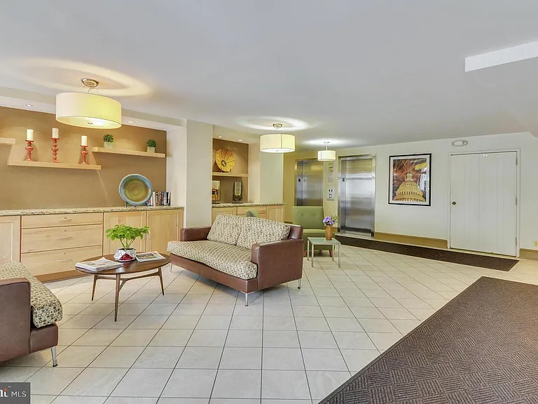 2401 Washington Cir NW #H-803 — Photo 2