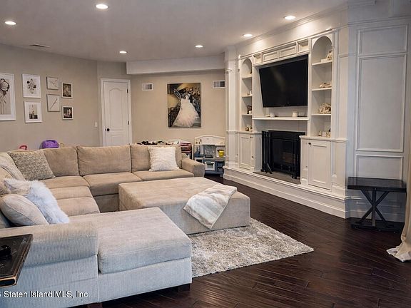 2nd image of 24 Harbour Ct