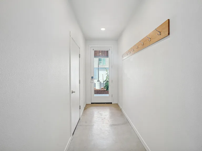Ellis Apartments — Photo 32