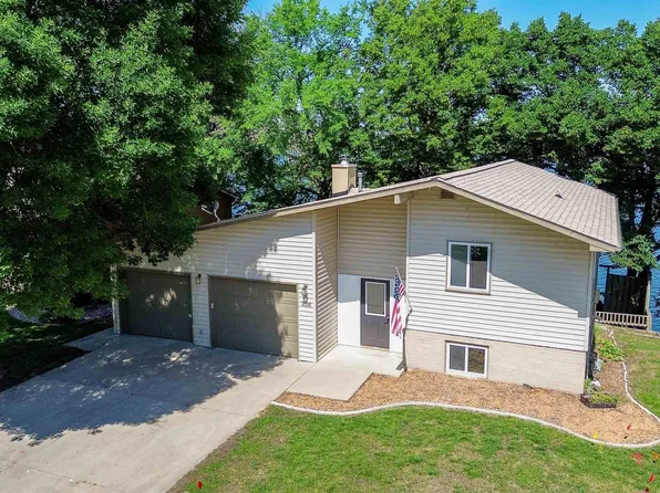 3026 Center Lake Dr, Spirit Lake, IA 51360