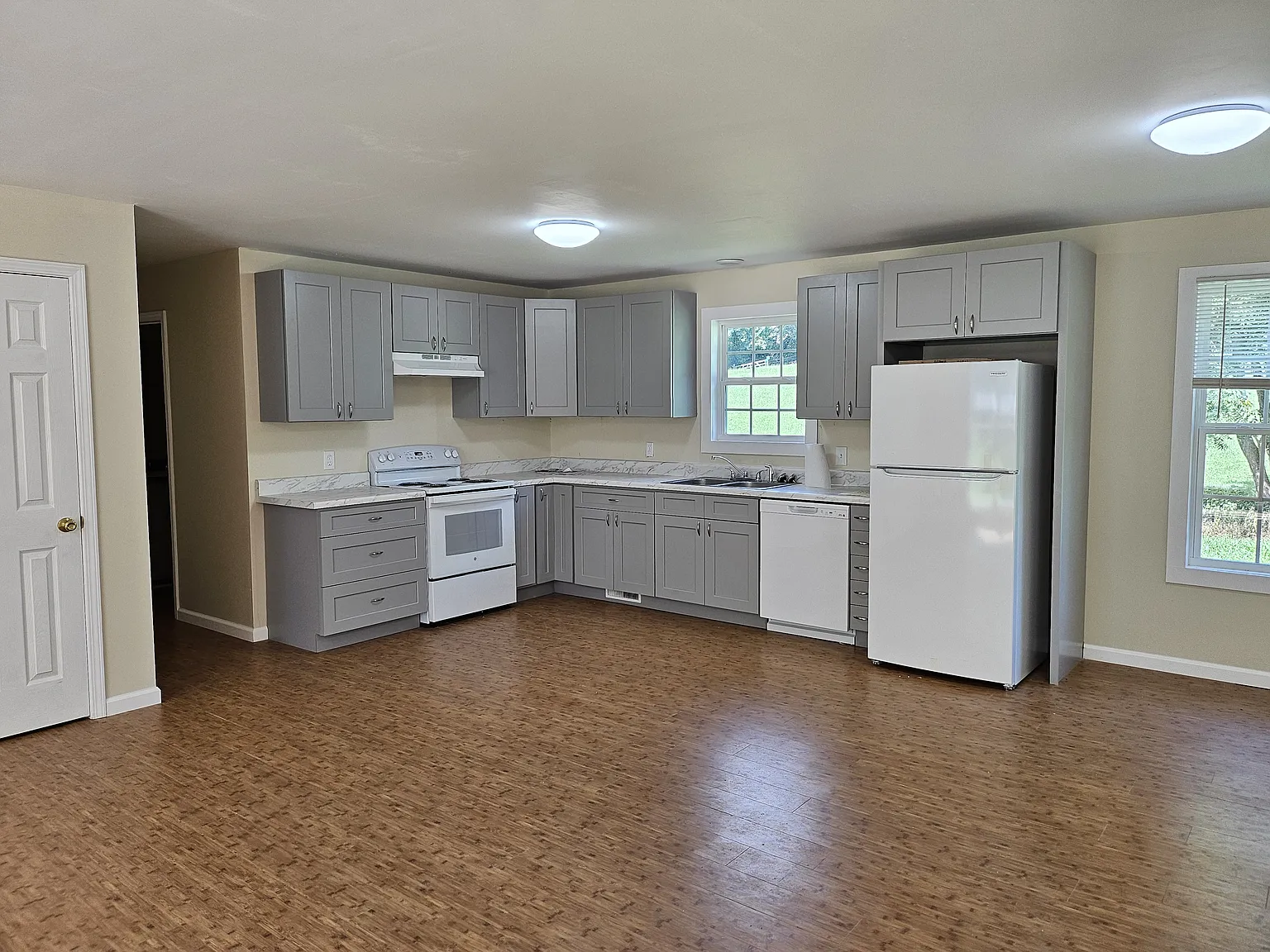 3 bed, 1200 sqft, $1,900 — Photo 2
