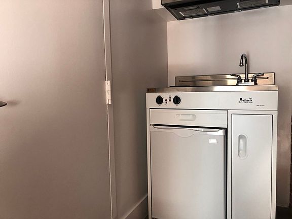 3rd image of 1825 N Cahuenga Blvd APT 408A