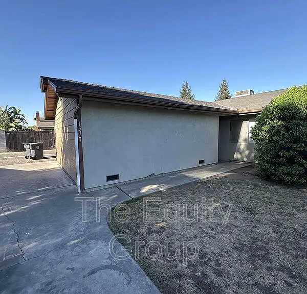 1577 E Cross Ave — Photo 1