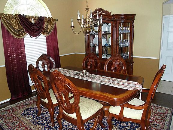 BEAUTIFUL FORMAL DINING ROOM
