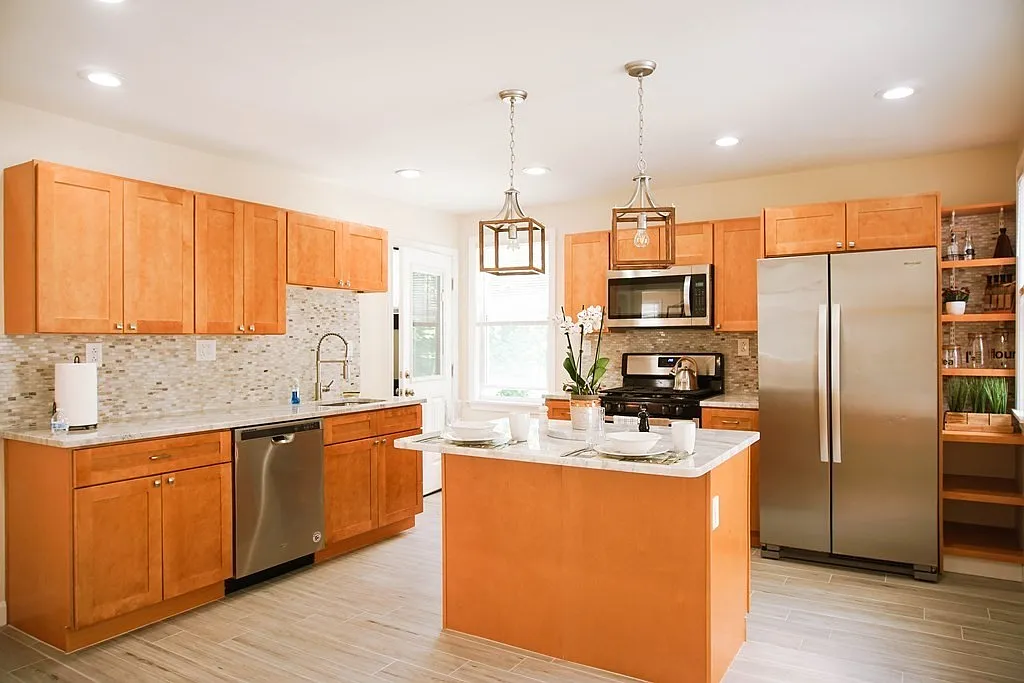 4 bed, 1.0 bath, 1597 sqft, $3,500 — Photo 3