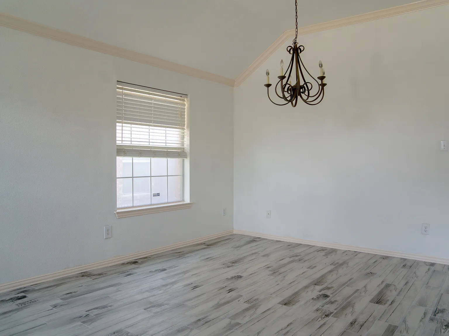 3 bed, 1955 sqft, $2,500 — Photo 4