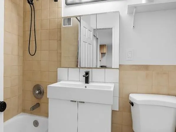 61-20 Grand Central Pkw image 11 of 15